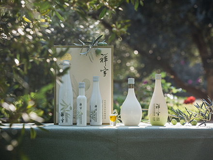 祥宇特級(jí)初榨橄欖油，純手工采摘、精選優(yōu)質(zhì)油橄欖鮮果，用意大利貝亞雷斯全自動(dòng)設(shè)備物理冷榨工藝，在鮮果采摘后8小時(shí)內(nèi)限時(shí)鮮榨而成。