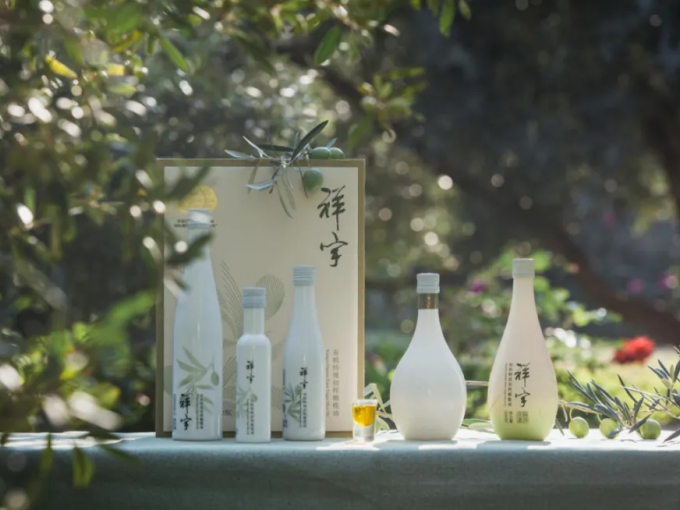 從甘肅隴南的青山幽谷，到一線(xiàn)城市的高端賣(mài)場(chǎng)；從一顆油橄欖在晨露中初綻的青澀，到一..